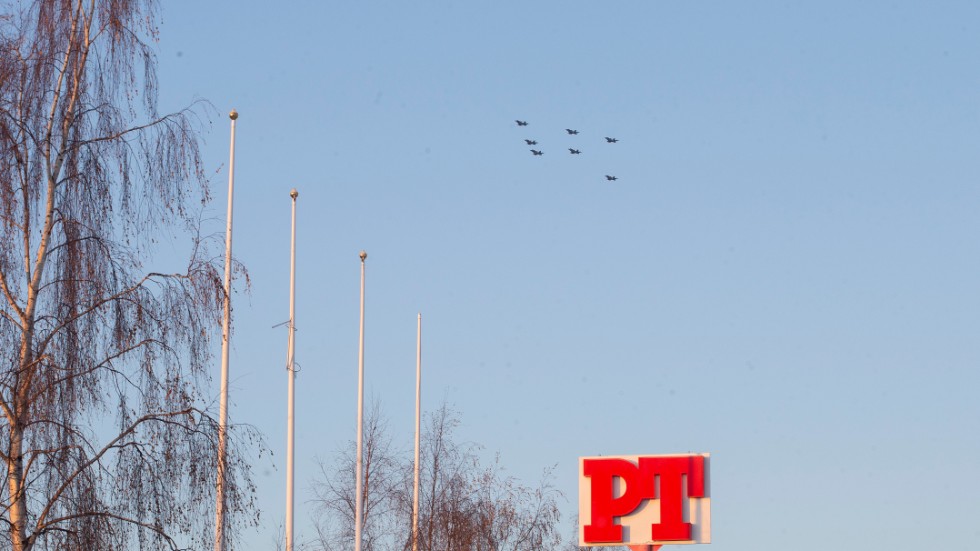 Strax efter 10.40 flög julgranen över Piteå.
