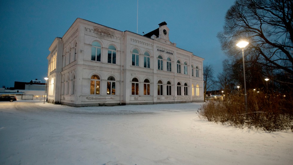 Den nya skolan beräknas stå färdig år 2023 och ska enligt det nya förslaget innehålla en skoldel, en idrotts- och mässarena samt en kulturflygel.