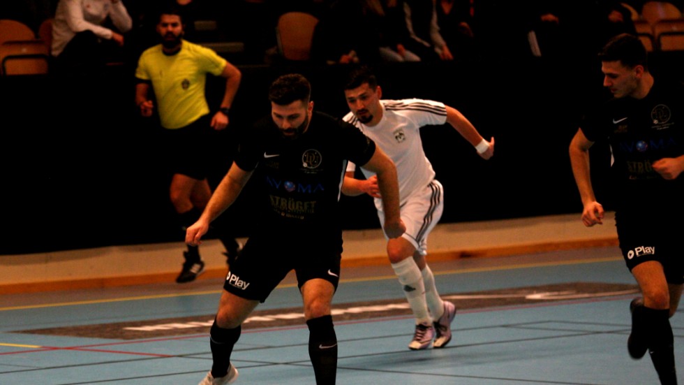 Dribbla United, här grundaren Gabi Morad, vann även den sista matchen i division 2. Om två veckor väntar nu första kvalmatchen mot division 1.