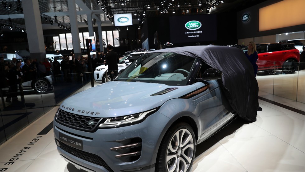 Range Rover Sport, maximal bonus malus-subvention 2020, är en laddhybrid som går på el i upp till fem mil. Sedan, eller när man vill ha mer kraft, kickar bensinmotorn på 300 hästkrafter igång.