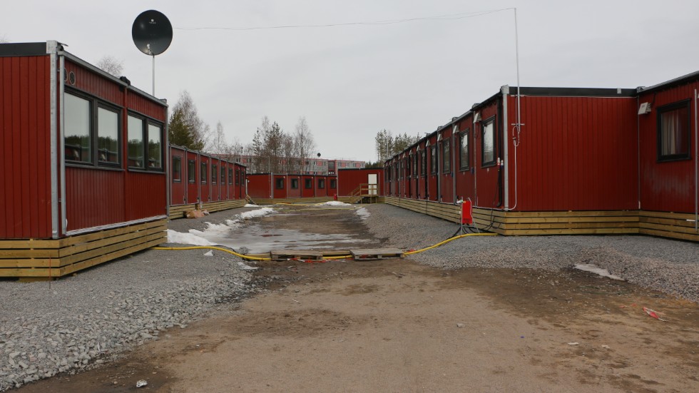 Bygglovet för de bostadsbaracker för vindkraftsarbetare som står uppställda på Sandholmen intill hotellpråmen, förlängs till sista oktober 2024. (Arkivbild)
