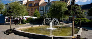 Byggnaden ramar in torget i Katrineholm