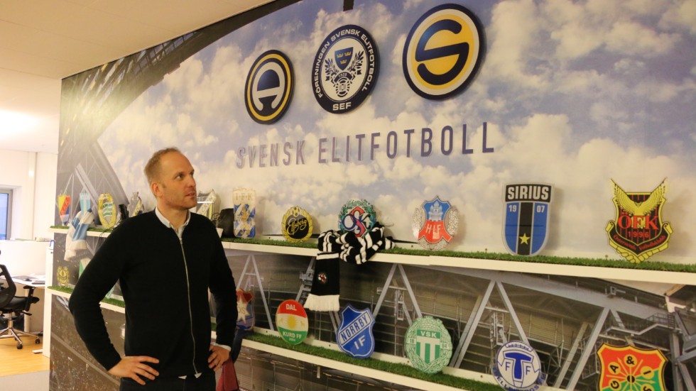 På SEF:s kontor, en hörnspark från Friends Arena, jobbar Robert Johansson för att öka intresset för allsvenskan och superettan.