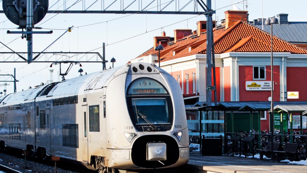 Alla linjer drabbas inte lika hårt, men nästan alla har någon eller några avgångar som ställs in från och med nu.