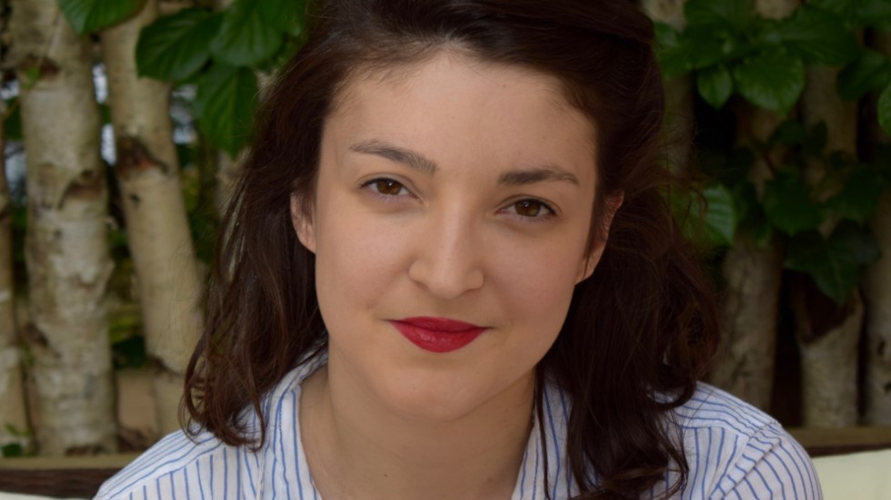 Inès Bayards debutroman "Le malheur du bas" blev omedelbart mycket omtalad i hemlandet Frankrike. Nu finns den i svensk översättning med titeln "Det onda".