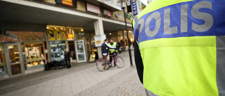 Knivbeväpnad man gick runt på Östercentrum