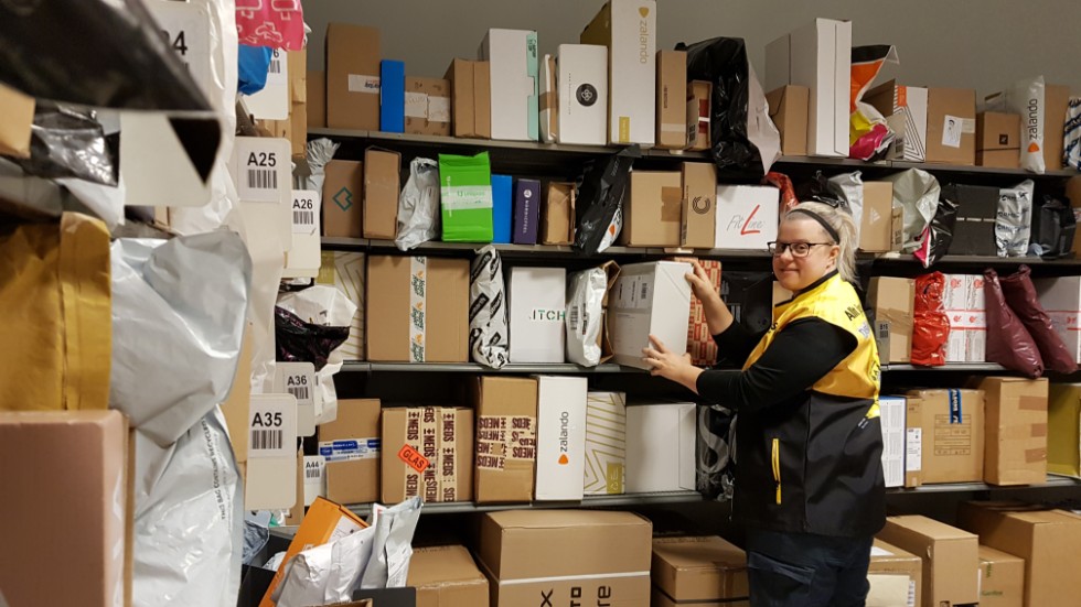 Jenny Andersson jobbar i Stora Coops förbutik. Hon och kollegan Margareta Bergström har bråda dagar.