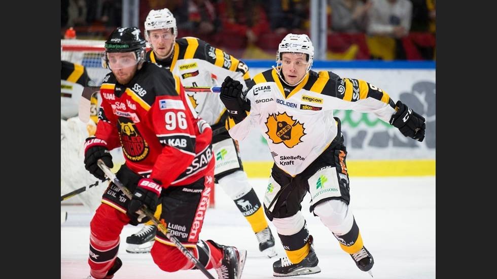 Magnus Isaksson under tisdagens derby mot Luleå och Robin Kovacs. Ikväll är det match igen mot HV71 för Isaksson som missar starten av allettan med Piteå,