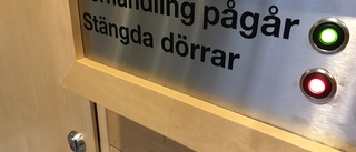 Stängda dörrar när rättegången inleddes