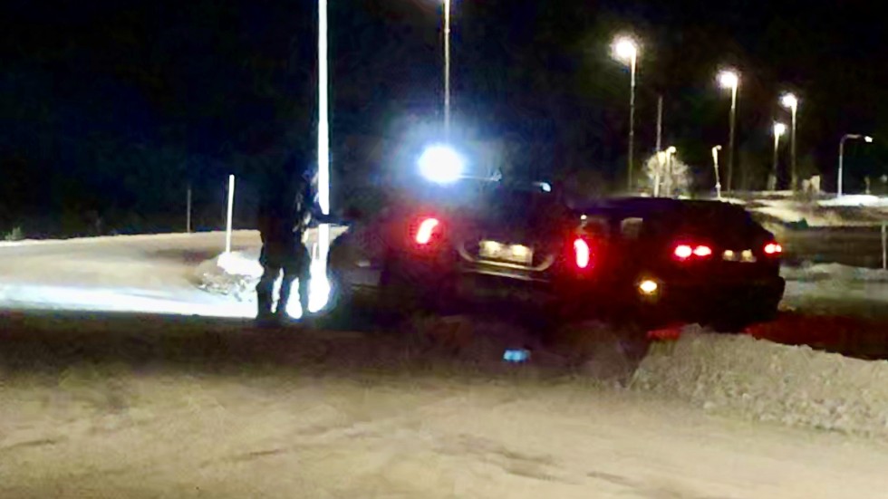 De misstänkta biltjuvarna körde i diket och kunde sedan gripas av polisen.