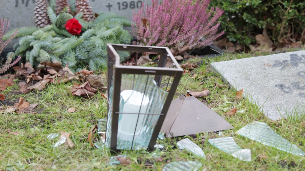 Den 25-åriga mannen vandaliserade ett flertal gravstenar på Södra kyrkogården i Visby i december 2018. 