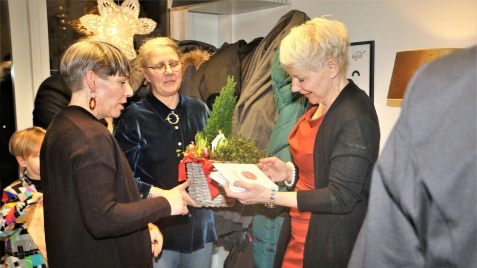 Anna Wiklund och Stina Brolin Bergman uppvaktade eftersom de och Anna-Karin Stridsman är med i samma bokklubb.
