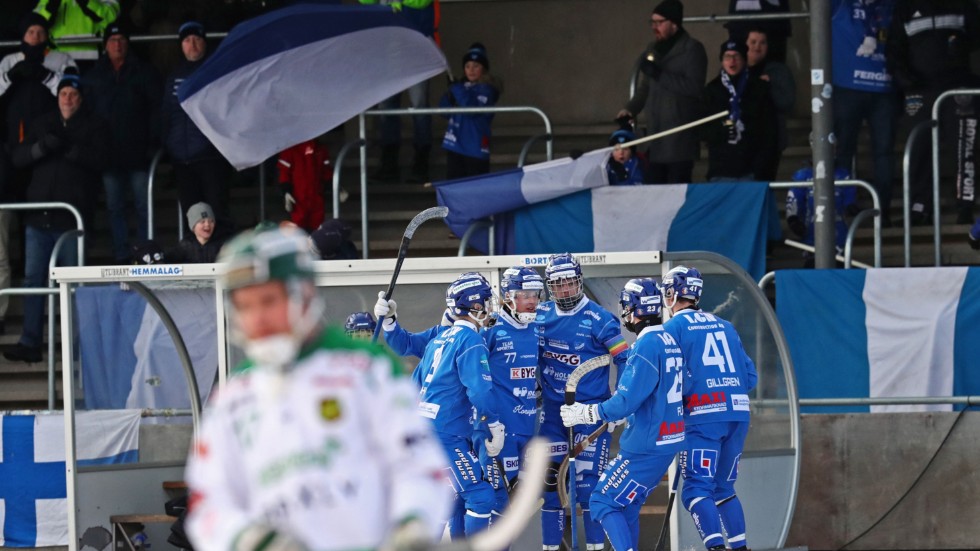 Jubel både på isen och på läktarplats efter ett av IFK Motalas fyra mål mot Frillesås. Efteråt kunde de också jubla över att de för andra gången den här säsongen höll nollan i en match. 