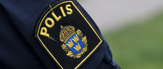 Tonårspojke körde på polis och smet