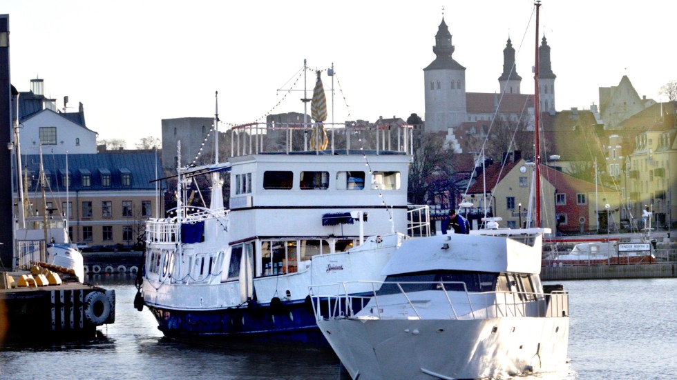 Våren 2007 bogserades Graceland iväg till fastlandet från Visby hamn. Två år senare dök den upp i Uppsala under ett annat namn. 