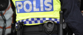 Ung man frias från våld mot poliser