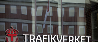 Körfält blockerat av nedfallet träd