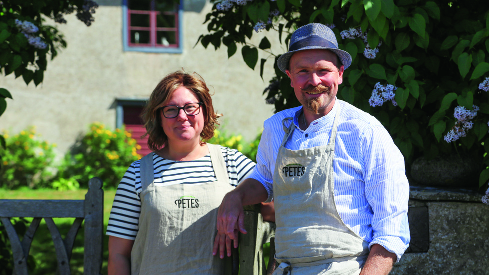 Mimmi Gibson och Tomas Lindström har drivit Petesgården sedan säsongen 2018, men nu tvingas de hoppa av uppdraget efter att sjukdom uppstått.