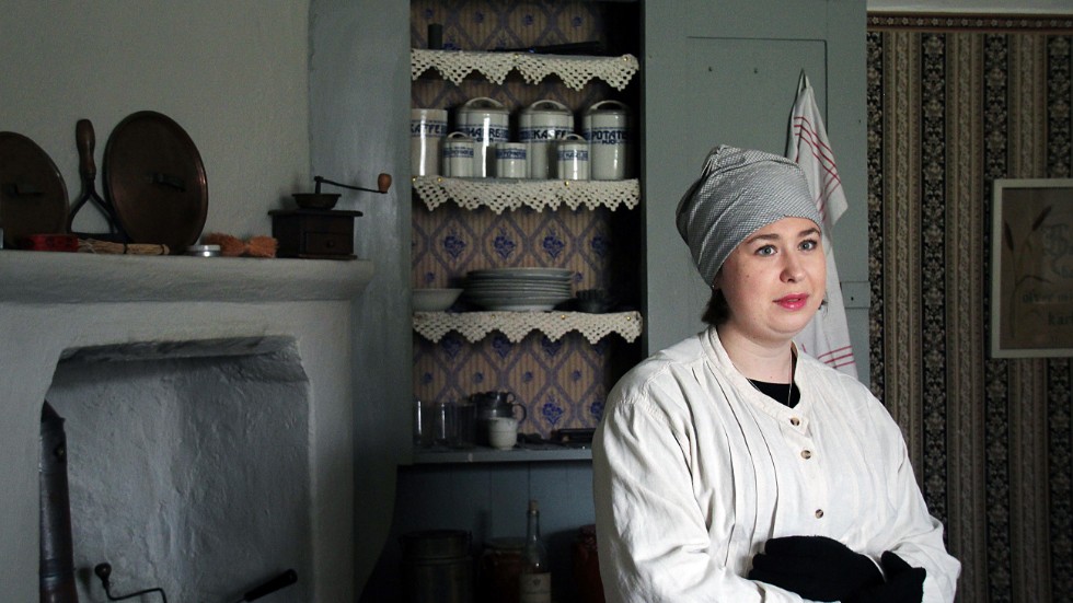 Museiintendent Camilla Gullin i en av museilägenheterna på Verkstadsvägen i Motala där det "historiska glöggminglet" anordnas. Då är det dock personer från Intresseföreningen Motala Verkstad som bemannar lägenheterna.