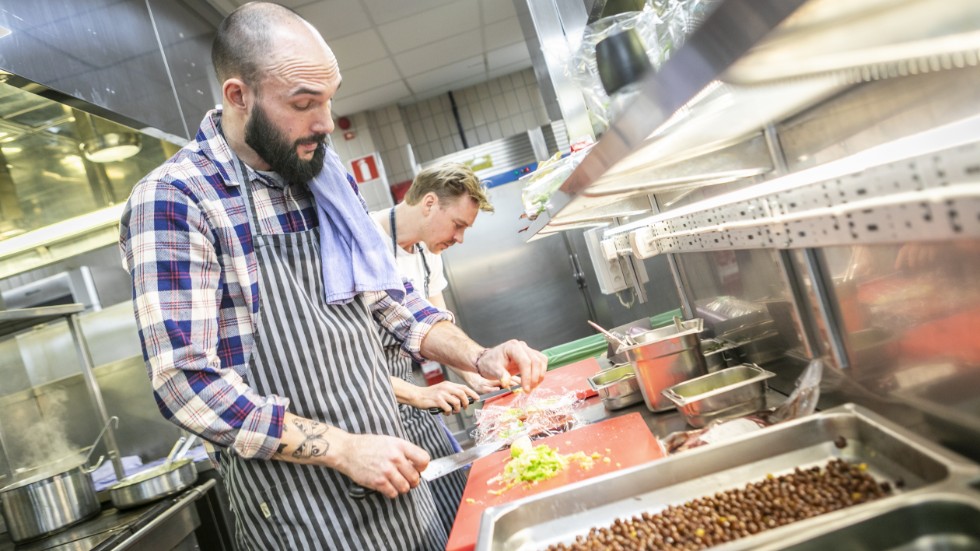 Linus Ström, kock på Hotel Stelor och lammproducenten Torbjörn Nilsson lagar en lammrätt på en treårig tacka. 