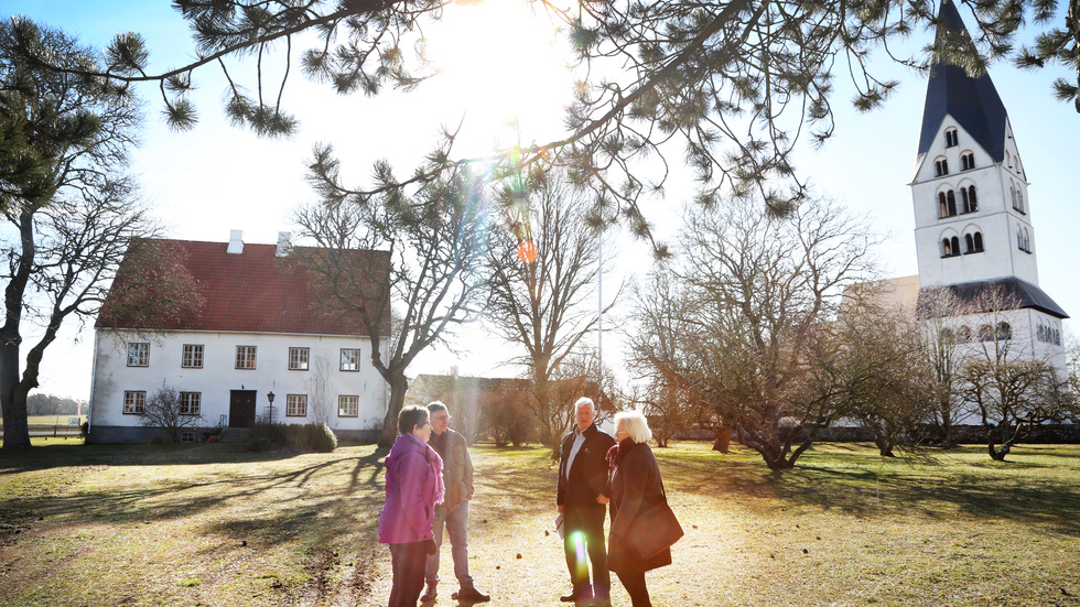 Stenkyrka utvecklingsbolag ville köpa för att utveckla bygden. Nu har de fått motbud från en privatperson.