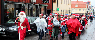 Godmodiga miner på julmarknad trots regnrusk