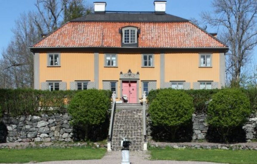 Huvudbyggnaden på Länna gård fick sitt nuvarande utseende efter ombyggnader från 1760 och framåt. 