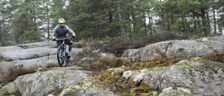 De bygger en bana för cyklar på berget