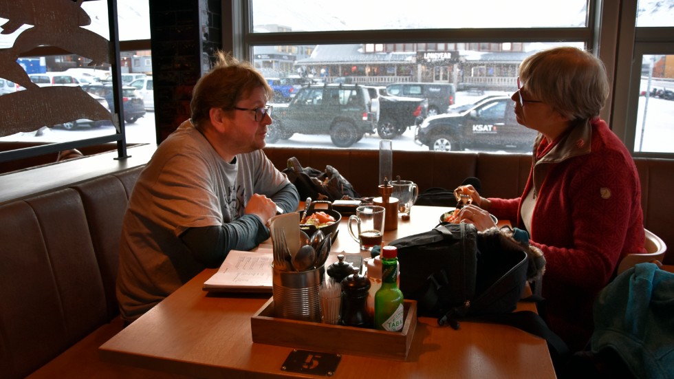 Peter och Gerry från Nederländerna säger att de reser för att de kan, men de tycker samtidigt att det är fel att flygbiljetter är så billiga.