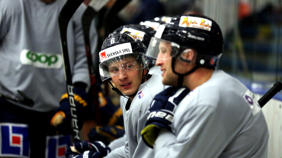 Tomislav Lovric pratar med en annan tidigare modoit, veteranen Adam Eriksson.