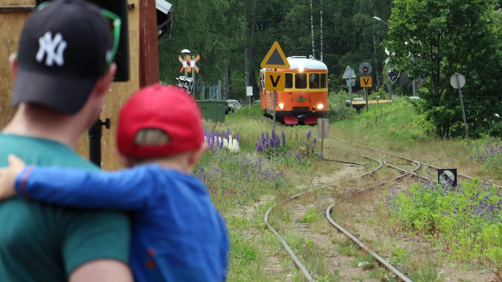 Smalspåret har som tradition att ta rälsbussen tillbaka i tiden, och besöka något kulturellt mål. På söndag går tåget till banvaktstugan i Holm.