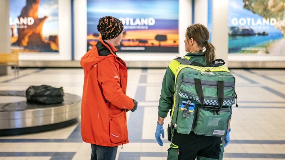 Ambulanspersonal var på plats vid ankomsthallen i Visby.