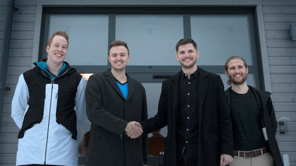 Ett nytt sponsorsamarbete där laget Lundqvist Lightside blir huvudfokus ska sätta Norrbotten på e-sportkartan. Jakob Eriksson, lagets e-sportchef och Jens Lundqvist, vice vd på Lundqvist trävaru, flankeras av lagmedlemmarna Andreas Lundman och Oskar Fors. Saknas gör Atle Malmberg. 