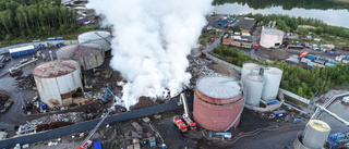 Svårsläckt brand i skrot och plast