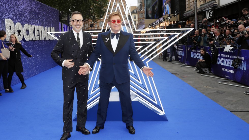 Elton John med maken David Furnish på premiären av filmen "Rocketman" tidigare i år.