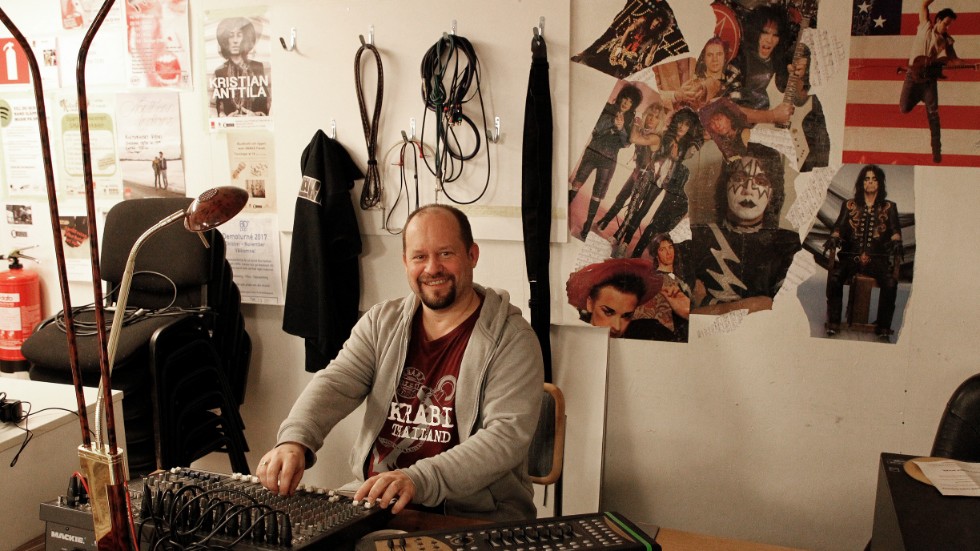 Smäkklokalen har livescen med instrument, mixerbord och musikdator. Allt som kan behövas för den som vill starta ett nytt band, men kanske inte har pengar eller kontakterna, menar Janne Martinsson.