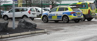 Trafikolycka med två bilar i rondell