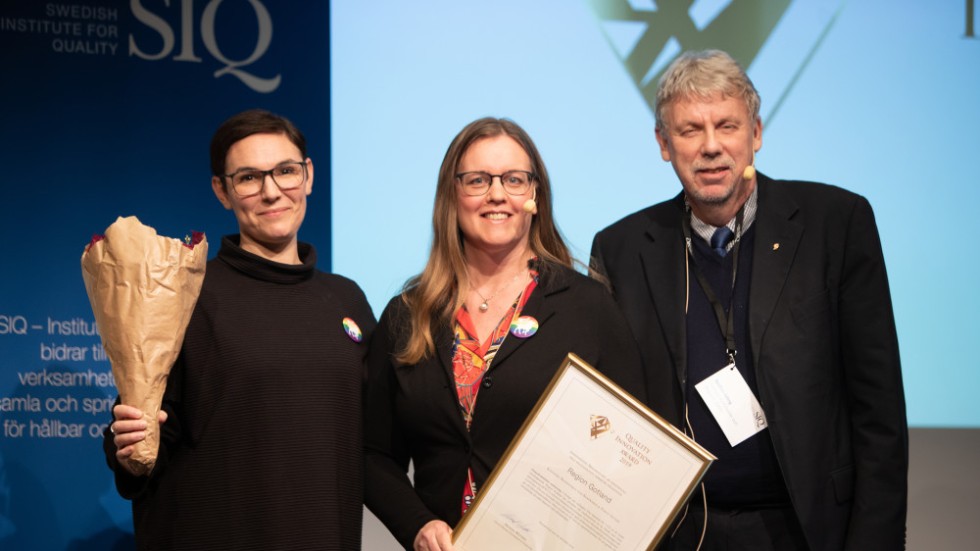 Lisa Lindell och Lisa Larsson från Region Gotland och prisutdelare Staffan Isling, vd på Sveriges Kommuner och Regioner, SKR.