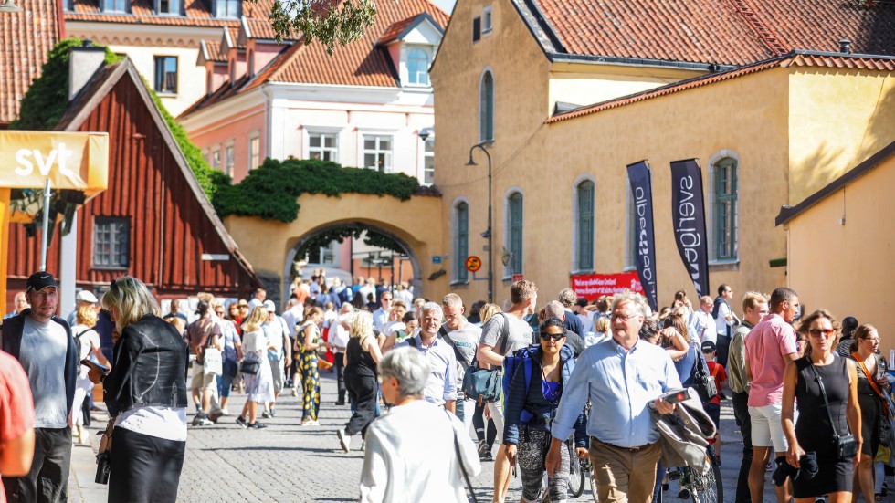 Både SVT (till vänster) och Sveriges Radio (till höger i bild) har inför årets Almedalsveckan beslutat att inte ha någon upplåten scen i Visby.