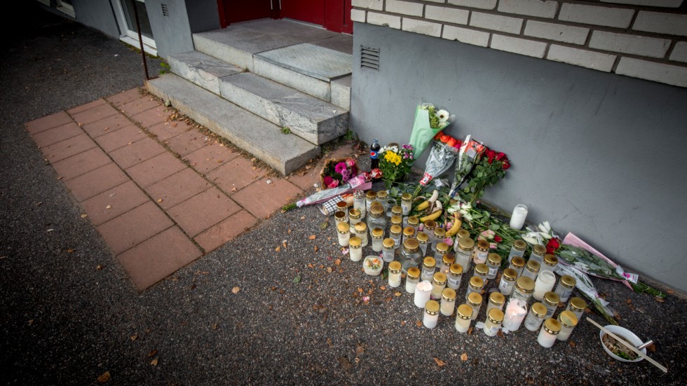 Ljus och blommor lämnades på platsen för att hedra minnet av 25-åringen som mördades. (Arkivbild)