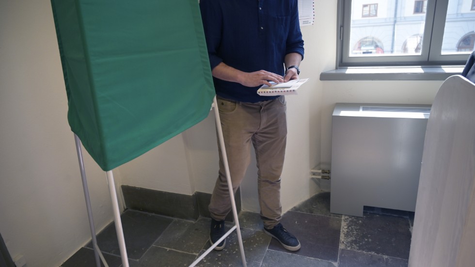 Demokrati. Det är problematiskt att kommuner i dag utformar valbås olika. 