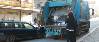 Personbil och lastbil i krock i centrum