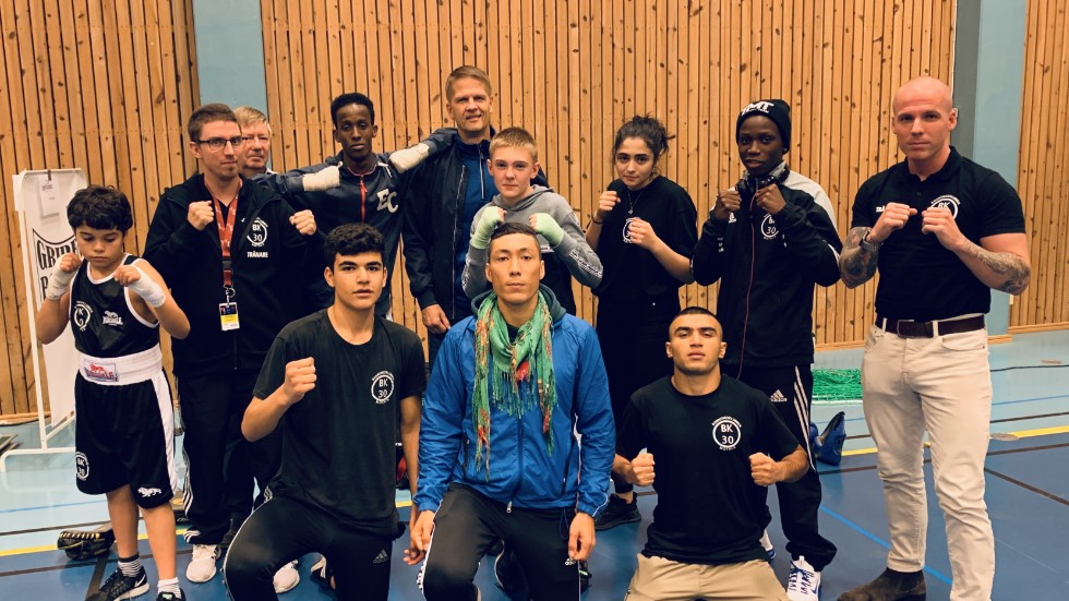 Motalaklubben BK 30 har en växande verksamhet i boxning, längst till höger ses huvudtränaren Mathias Svensson. Nu har klubben fått 7 500 kronor från Maxi Uniteds Julpengen för att få in ännu fler tjejer till boxningen.