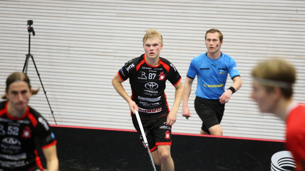 Olle Gustavsson har tagit en väg inte många andra tar. Började satsa på innebandy som 15-åring, och trots det är han nu 19 år gammal en av spelarna i Solfjäderstadens förstafemma i toppen av division 1. På söndag väntar Hovslätt i fullsatt hemmahall.