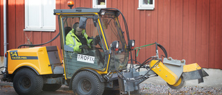 Fräsig gubbe röjer bort stubbar