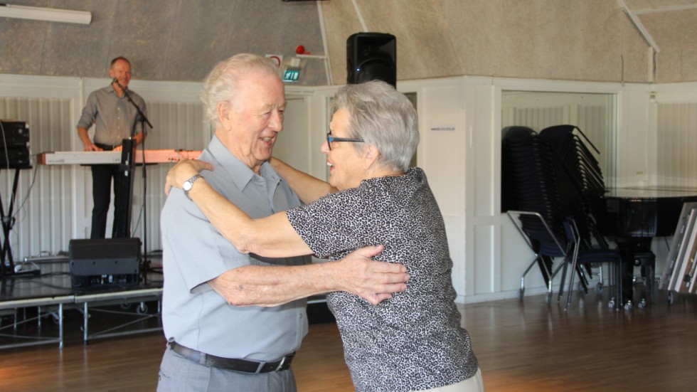 Birgitta Andersson och Lennart Jansson, är två av dem som gillar att dansa. "Det är bra att få komma hit och röra på sig. Enda problemet är att det saknas parkeringsplatser utanför", säger de.