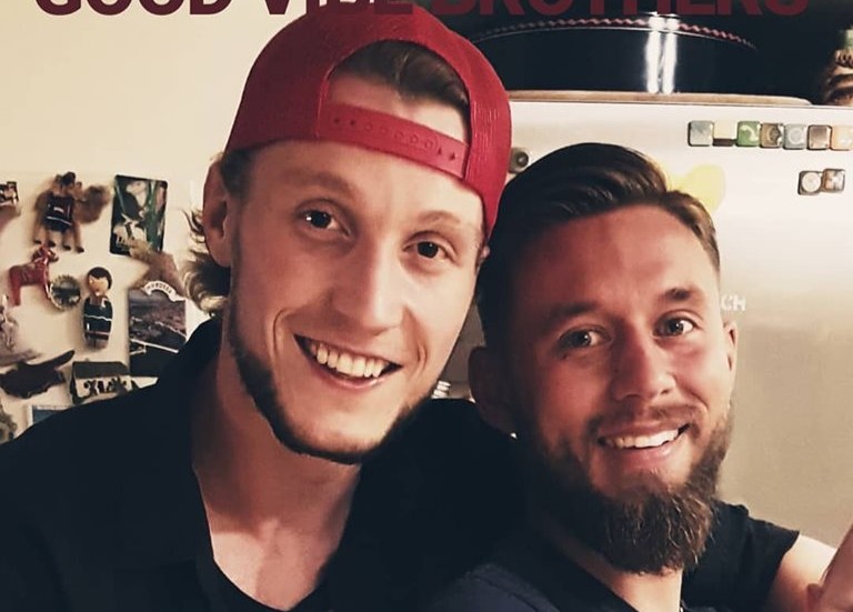 Bröderna Max Thorin och Niklas Hammarberg vill bidra till att göra världen till en bättre plats genom att sända radio där de tar upp positiva nyheter.  