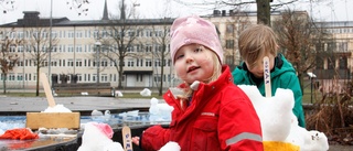 Hopskrapad snö räddning för unga skulptörer