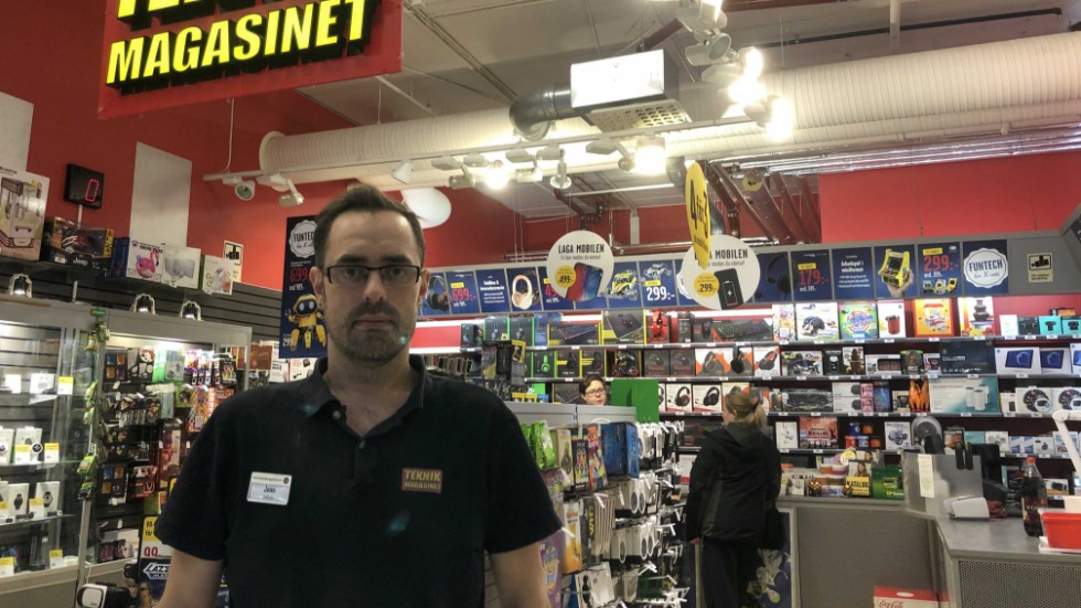 Jens Edin har jobbat i två år i butiken. I somras utsågs han till butikschef.