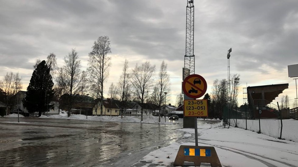Bilburna på parkeringen vid LF Arena har nattetid stört närboende. Nu har ett liknande förbud som infördes på Noliaparkeringen i somras införts.